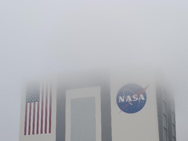 O regresso da nave espacial Discovery foi adiado devido ao mau tempo na Flórida, Estados Unidos.