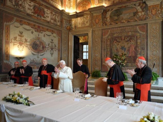 No Vaticano, o Papa Bento XVI comemorou com cardeais o quinto aniversário de pontificado.