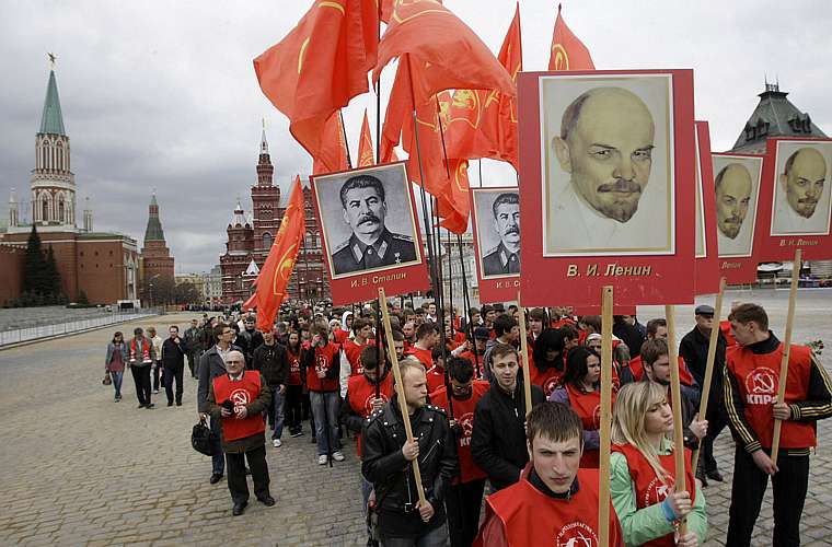 Grupo de comunistas marcha rumo ao Mausoléu de Vladimir Lênin, em Moscou. Se estivesse vivo, Lênin completaria 140 anos.