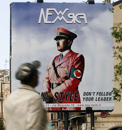 Montagem com o ditador nazista Adolf Hitler é vista em um anúncio publicitário em Palermo, na Itália. No lugar do tradicional uniforme, o alemão aparece com uma farda rosa e um coração no lugar da suástica.