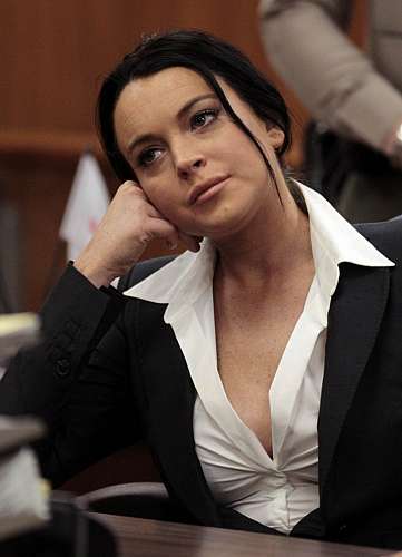 A atriz Lindsay Lohan durante audiência na Corte Superior de Los Angeles. Lindsay foi obrigada pela Justiça a usar um monitor de bebidas alcoólicas, chamado Scram. Além de não poder beber, também terá de fazer testes-surpresa de drogas se quiser continuar em liberdade condicional.