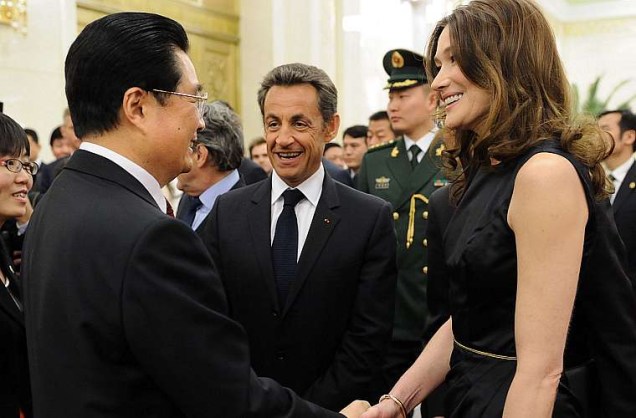 Hi Jintao, presidente chinês, recebe Nicolas Sarkozy e Carla Bruni, presidente e primeira-dama da França, em Pequim, nesta quarta. Os líderes tentam reaproximar os dois países, que se desentenderam por conta da questão da independência do Tibete, em 2008.