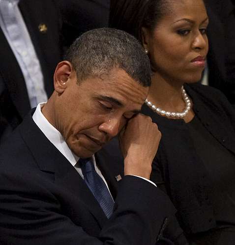 O presidente americano, Barack Obama, chora durante o funeral da ativista política Dorothy Height, que morreu no último dia 20. A cerimônia foi realizada na Catedral Nacional de Washington. Dorothy era considerada a voz feminina mais famosa do movimento pelos direitos civis nos Estados Unidos.
