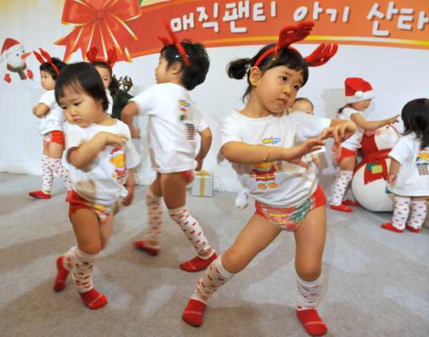 Jogos infantis coreanos as meninas estão jogando um jogo de dança