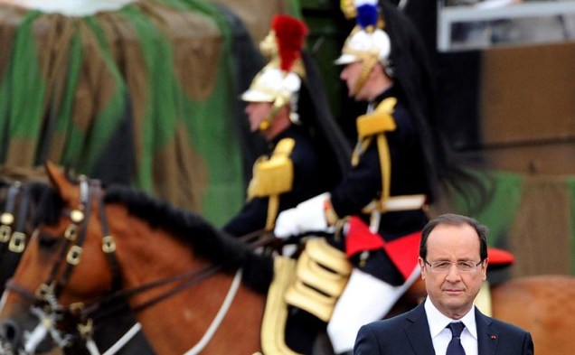 O presidente francês, François Holllande, chega na Praça da Concórdia para assistir ao desfile da Festa Nacional em Paris.