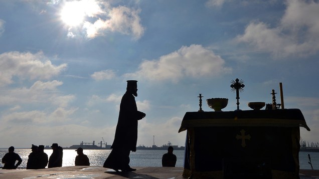 Padre romeno prepara o serviço de epifania religiosa em Constanta, Romênia