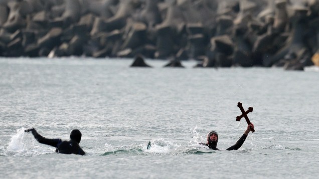 Mergulhador recupera cruz lançada pelo sacerdote no Mar Negro, na Romênia