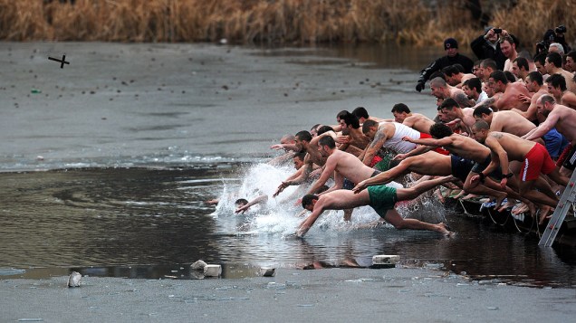Homens saltam em lago para recuperar cruz de madeira, em Sófia, na Bulgária