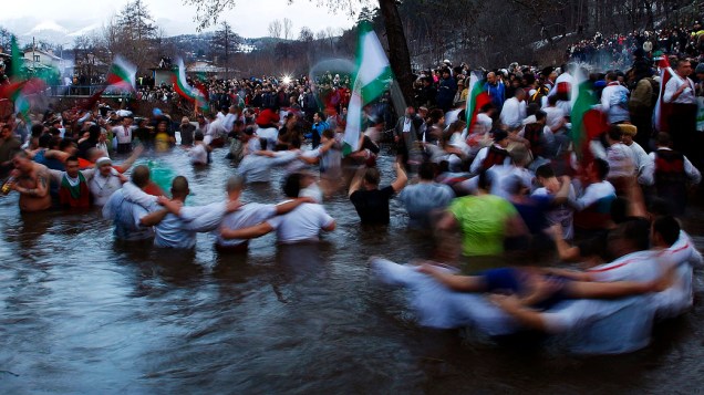 Búlgaros fazem dança tradicional nas águas geladas do rio Tundzha, na cidade de Kalofer