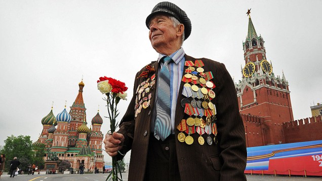 Veterano da Segunda Guerra caminha na Praça Vermelha em Moscou durante desfiles do Dia da Vitória