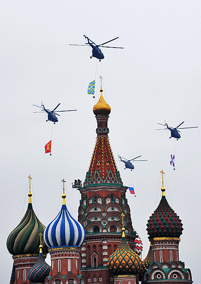 Helicópteros do exército sobrevoa a catedral de São Basílio durante as comemorações do Dia da Vitória na Rússia