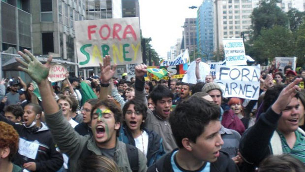 Integrantes do grupo "Dia do Basta" protestam pela saída de José Sarney