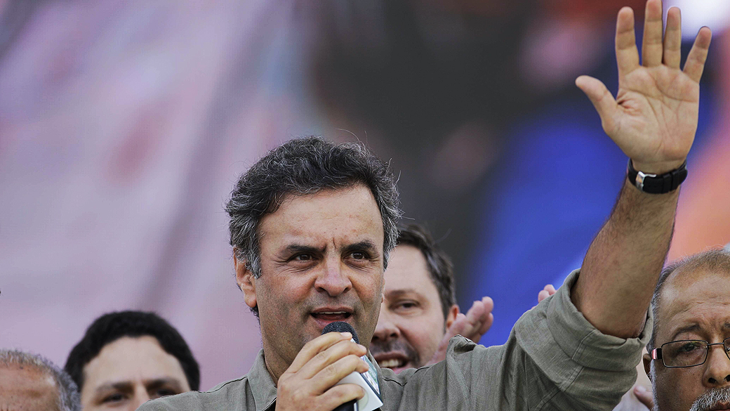 O senador Aécio Neves durante comemoração ao Dia do Trabalhador, realizada na Praça Campo de Bagatelle, em Santana, zona norte da cidade, nesta quarta-feira (01)