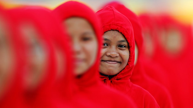 Menina sorri durante as comemorações do Dia da Malásia em Kuala Lumpur