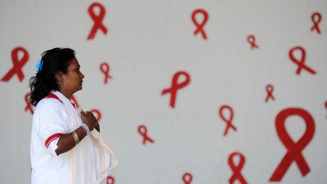 Ativista participa do Dia Mundial de Luta contra a AIDS, no Sri Lanka. Desde 1987 já foram identificados 1161 casos HIV positivo no país