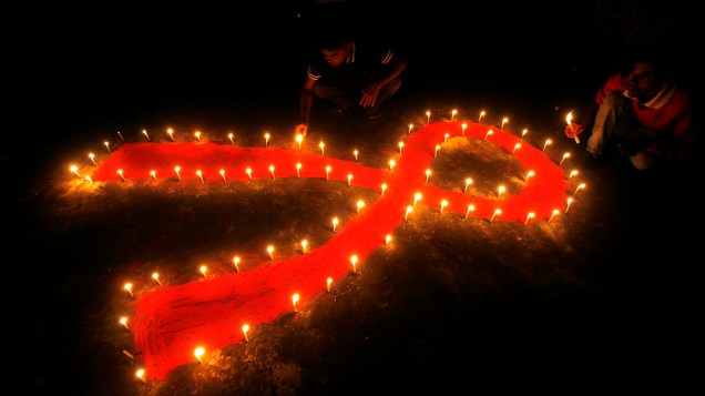 Ativistas acendem velas durante o Dia Mundial de Luta contra a AIDS, na Índia