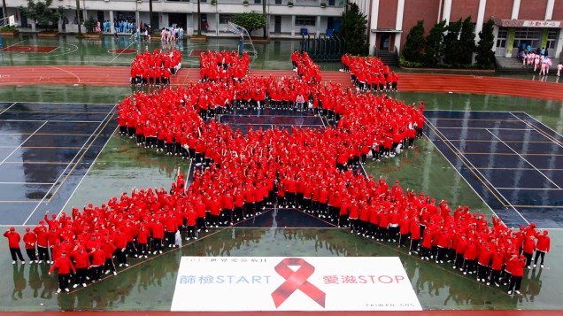 Estudantes formam laço gigante no Dia Mundial de Luta contra a AIDS, em Taiwan