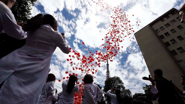 Balões vermelhos e brancos são soltos em frente ao hospital Emilio Ribas, em São Paulo