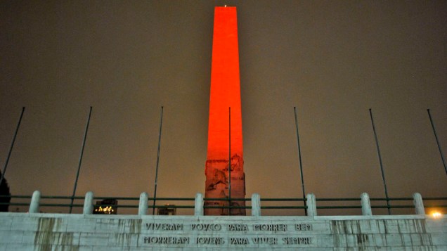 Obelisco iluminado para o Dia Mundial de Luta contra a AIDS, em São Paulo