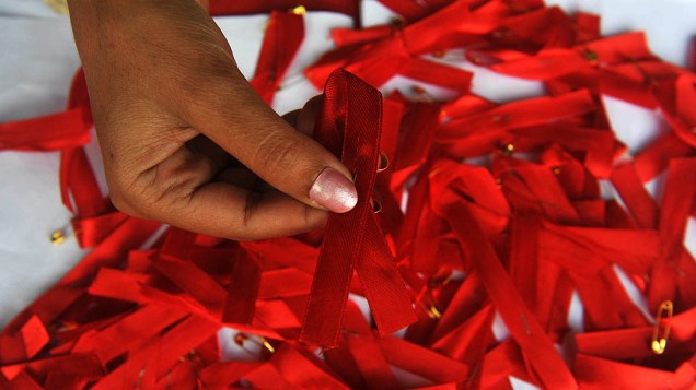 Indianos distribuindo laços vermelhos no Dia Mundial de Luta contra a AIDS