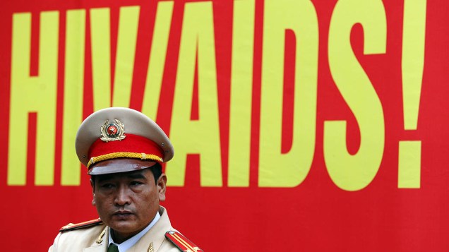 Policial durante o Dia Mundial de Luta contra a AIDS, no Vietnã