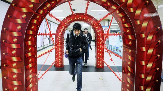 Arco decorado para o Dia Mundial de Luta contra a AIDS, na China