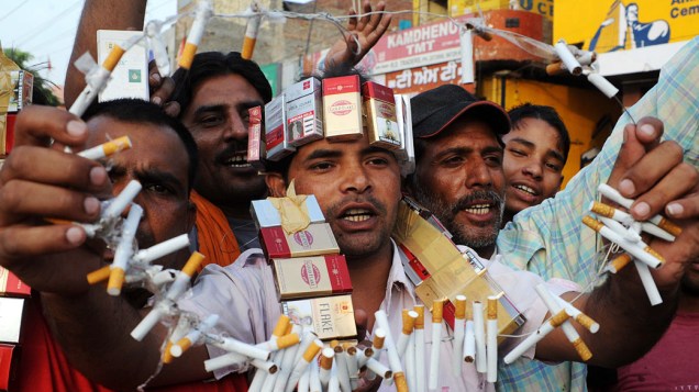 Os membros de associações antidrogas seguram cigarros durante manifestação em Amritsar por ocasião do Dia Mundial sem Tabaco, Índia