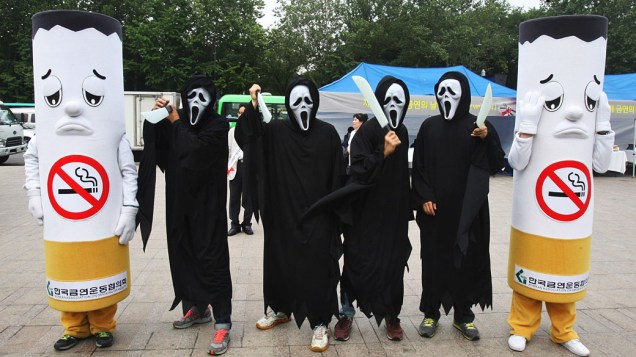 Ativistas vestidos de cigarros e fantasmas encenar uma campanha marcando o Dia Mundial Sem Tabaco, em Seul, Coreia do Sul