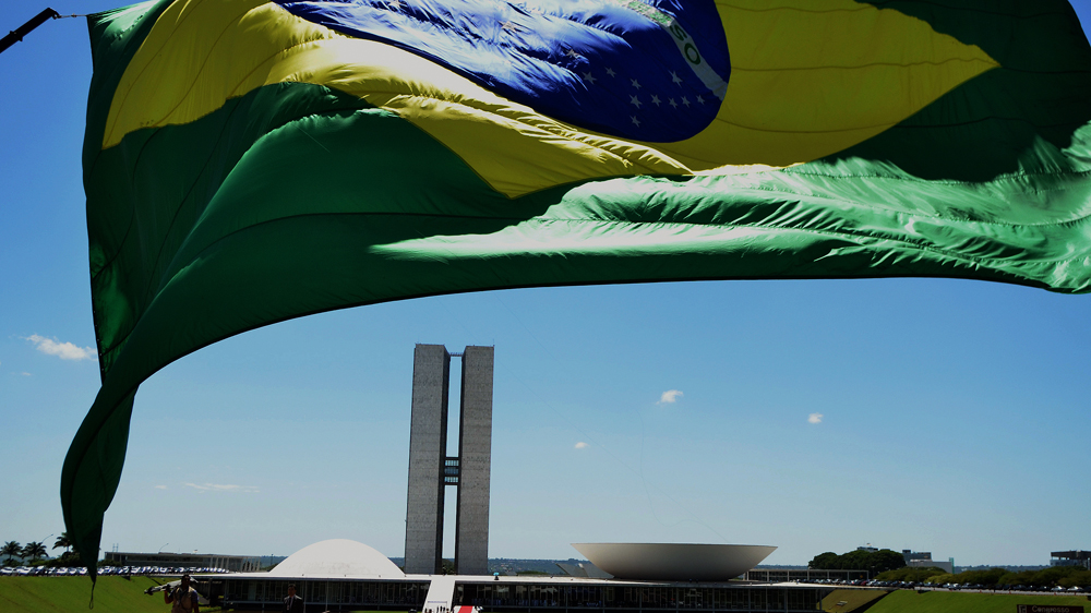 Bandeira hasteada no gramado do Congresso Nacional