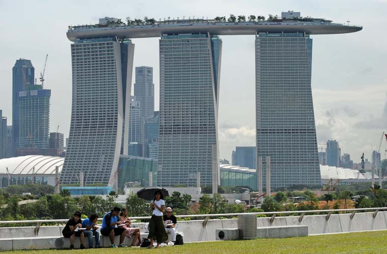 Em Cingapura, vista da baía onde será inaugurado o complexo hoteleiro multimilionário Marina Bay Sands Skypark.