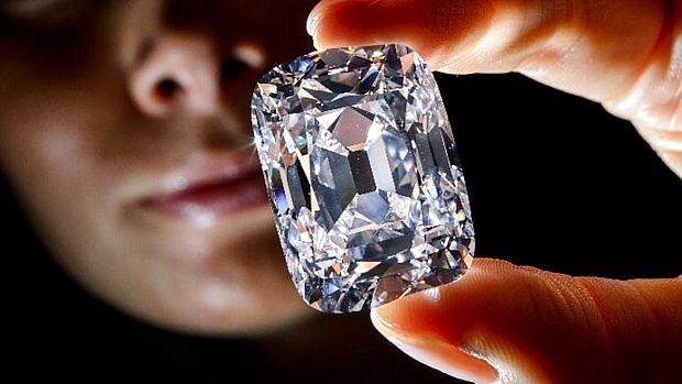 Diamante Archduke Joseph é admirado pela alta qualidade de formato e transparência