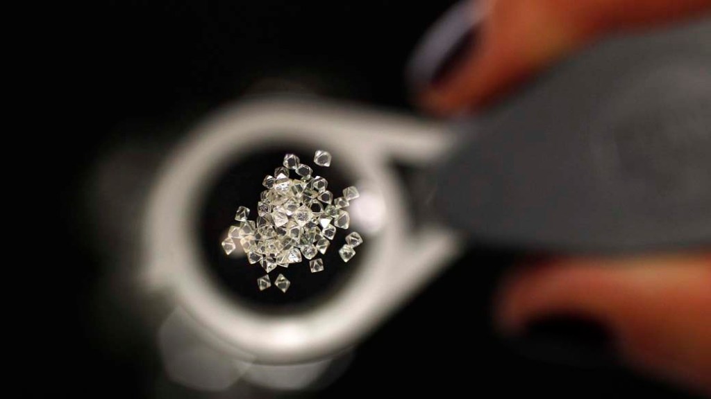Diamantes provenientes da África do Sul e Canadá em joalheria de Londres