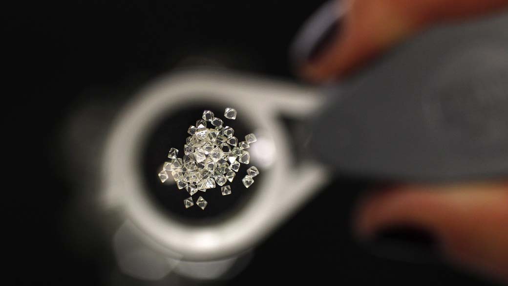 Diamantes provenientes da África do Sul e Canadá em joalheria de Londres
