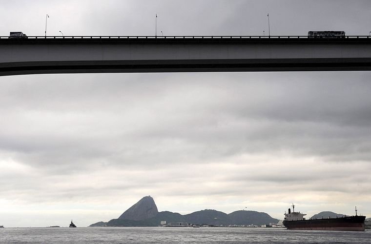 Visão geral da Ponte Rio-Niterói e da Baía de Guanababra; ao fundo, o Pão de Açúcar