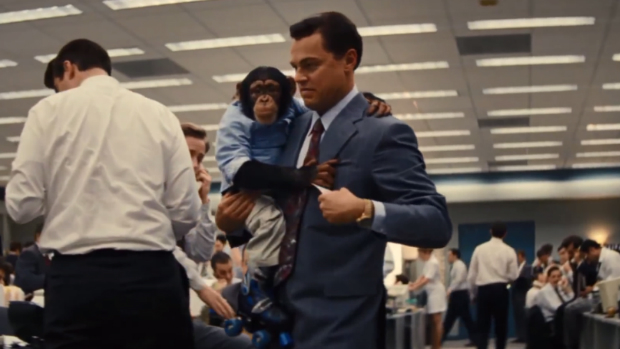 Leonardo DiCaprio com chimpanzé em cena de 'O Lobo de Wall Street'
