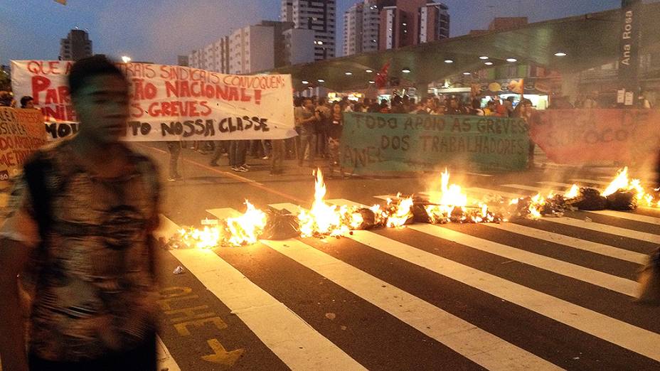 Protesto próximo a estação Ana Rosa do Metrô na paralisação dos metroviários em São Paulo, SP, em 09/06/2014