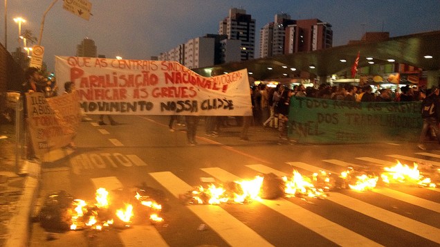 Protesto próximo a estação Ana Rosa do Metrô na paralisação dos metroviários em São Paulo, SP, em 09/06/2014