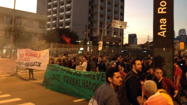 Protesto próximo a estação Ana Rosa do Metrô na paralisação dos metroviários em São Paulo, SP, em 09/06/2014