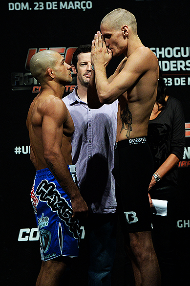Diego Brandão e o tailandês Will Chopedurante a pesagem do UFC de Natal