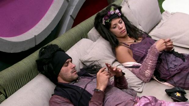 Diego e Fran, vestidos de zumbis: destilando mau-humor pela casa