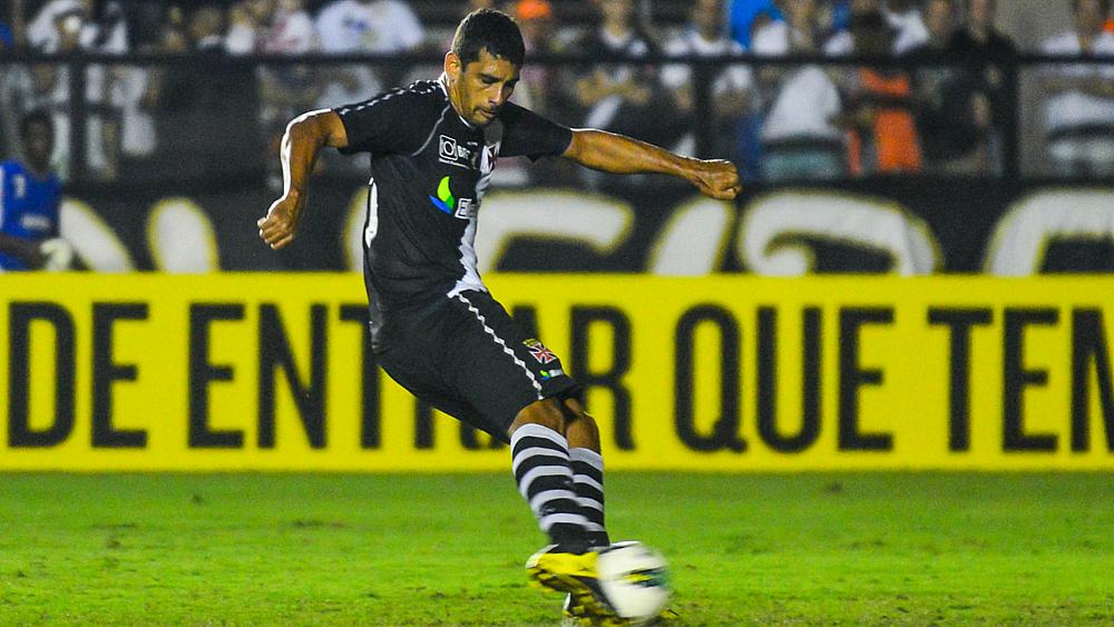 Diego Souza marcou de pênalti o gol da vitória do Vasco soibre a Ponte