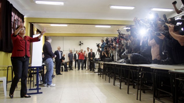 Candidata à Presidência, Dilma Rousseff, posa para fotógrafos após votar em colégio eleitoral em Porto Alegre. 31/10/2010