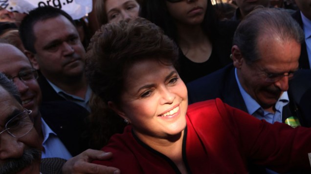 Candidata à Presidência, Dilma Rousseff, chega em colégio durante segundo turno das Eleições 2010. Porto Alegre, 31/10/2010
