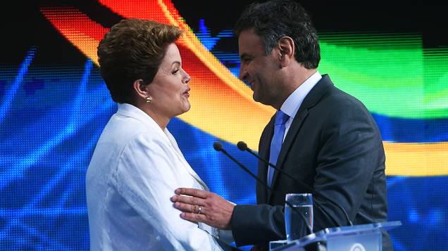 Os dois candidatos à Presidência, Aécio Neves (PSDB) e Dilma Rousseff (PT), participam do primeiro debate do segundo turno promovido pela Rede Bandeirantes, na noite desta terça-feira (14)