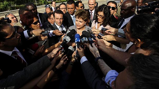 Dilma atende a imprensa antes do encontro com Raúl Castro