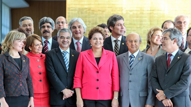 A presidente Dilma posa para fotos com os senadores do PT, após almoço no Palácio da Alvorada