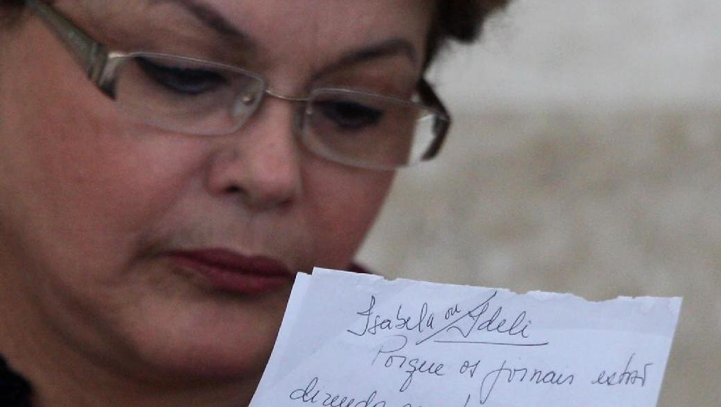 A presidente Dilma Rousseff e bilhete sobre Código Florestal endereçado a Izabella em agosto