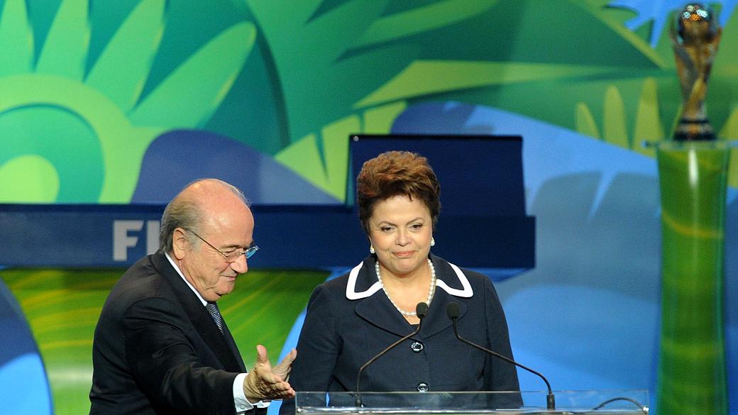 Dilma Rousseff e Joseph Blatter no sorteio das Eliminatórias para a Copa, em 2011, no Rio de Janeiro