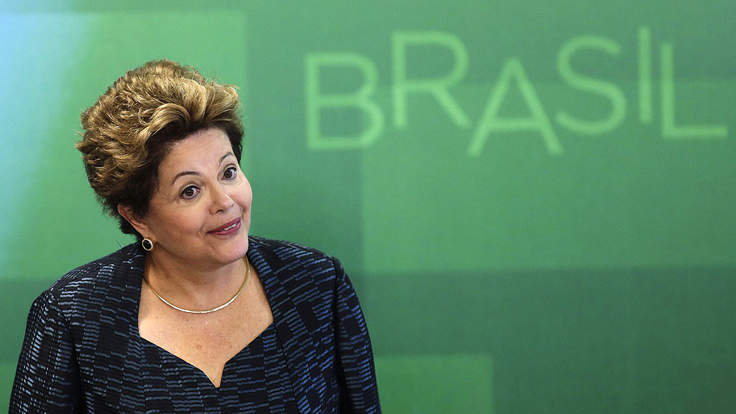 Dilma Roussef fala durante o anúncio de a construção das primeiras 50 terminais portuários de uso privado (TUP) no Palácio do Planalto em Brasília