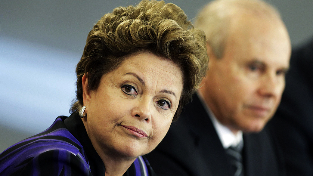 Ao lado do ministro Guido Mantega, presidente Dilma Rousseff recebe autoridades europeias